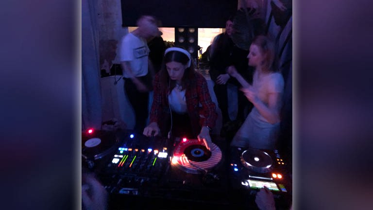 Bild einer Frau am DJ-Pult. Das ist in Moskau keine Ausnahme, sondern Frauen geben in der Club-Szene mit den Ton an. (Foto: WDR)