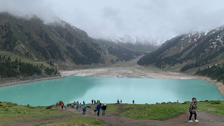 Auf dem Bild ist der Große Almaty See in den Bergen Süd-Kasachstans zu sehen. Das Berichtsgebiet des Studio Moskaus umfasst die zentralasiatischen Ex-Sowjetrepubliken ebenso wie die Ukraine, Belarus, Georgien, Armenien, Aserbajdschan… (Foto: WDR)