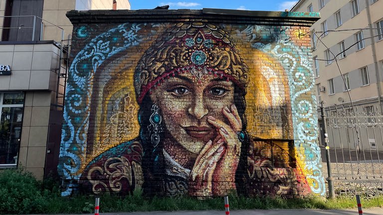 Auf dem Bild ist die Streetart in Kasan, Hauptstadt der Republik Tatarstan zu sehen. Rund die Hälfte der Bevölkerung sind tatarische Muslime. Tatarisch ist neben dem Russischen hier auch Amtssprache. (Foto: WDR)