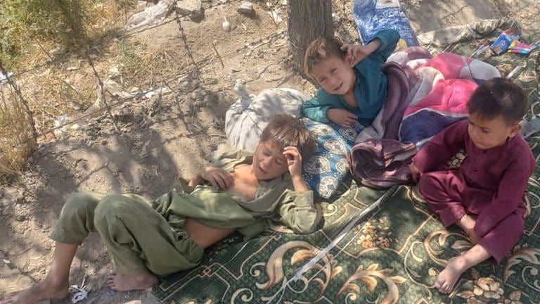 Bild von Kindern, die auf dem Boden liegen. Binnenvertriebene in Kabul aus den Nordprovinzen haben teils nichts, als die Kleider, die sie am Körper tragen. (Foto: Afghanischer Frauenverein e.V.)