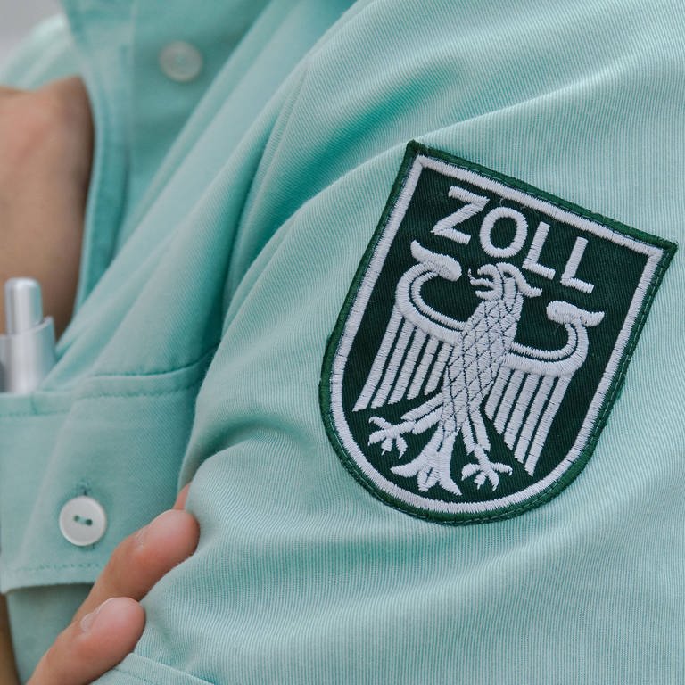 Aufnäher auf dem Hemdsärmel eines deutschen Zollbeamten 