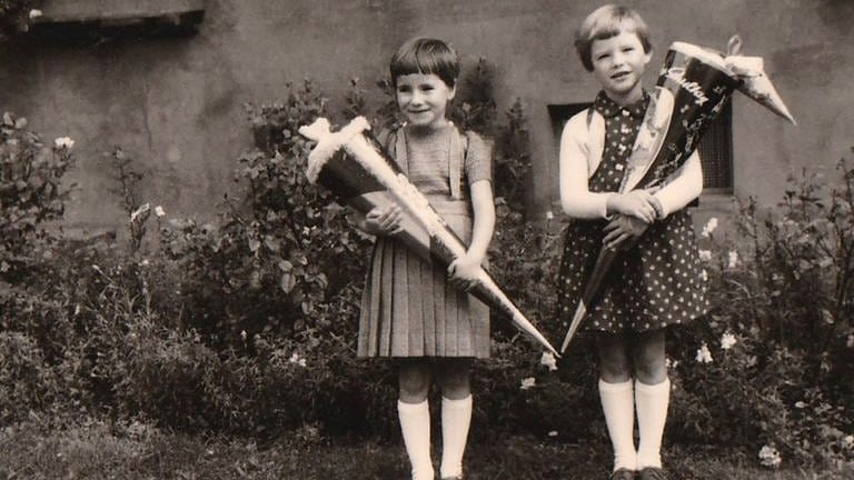 Einschulung 1960. Autorin Kristine Kretschmer (rechts) mit ihrer Freundin Christiane (Foto: Privat / Kristine Kretschmer)