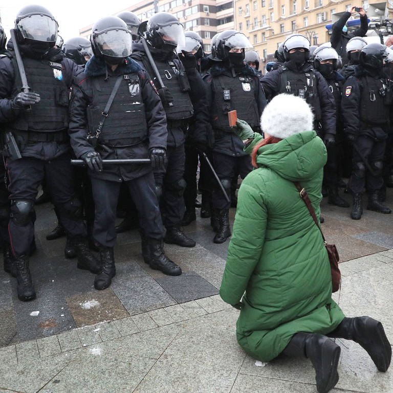 Russland 2021: Eine Frau kniet während einer nicht autorisierten Kundgebung  vor Bereitschaftspolizisten auf dem Puschkinskaja-Platz (Foto: IMAGO, Gavriil Grigorov/TASS)