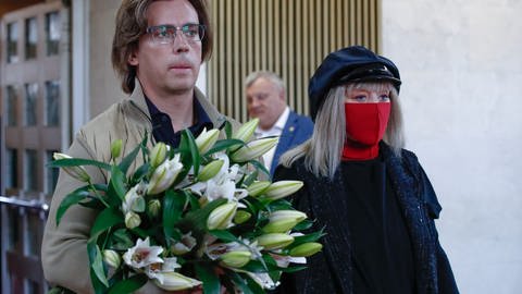 Die Sängerin Alla Pugatschewa und der Fernsehmoderator Maxim Galkin bei einer Beerdigung (Foto: picture-alliance / Reportdienste, TASS | Artyom Geodakyan)