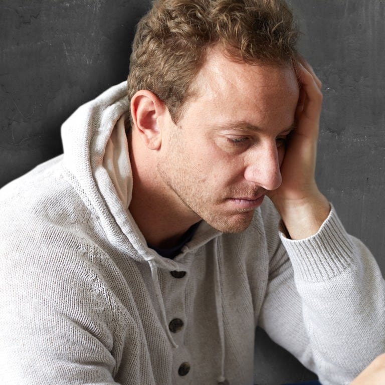 Symbolbild - Depressiver Mann mit Kopfschmerzen (Foto: IMAGO, agefotostock)