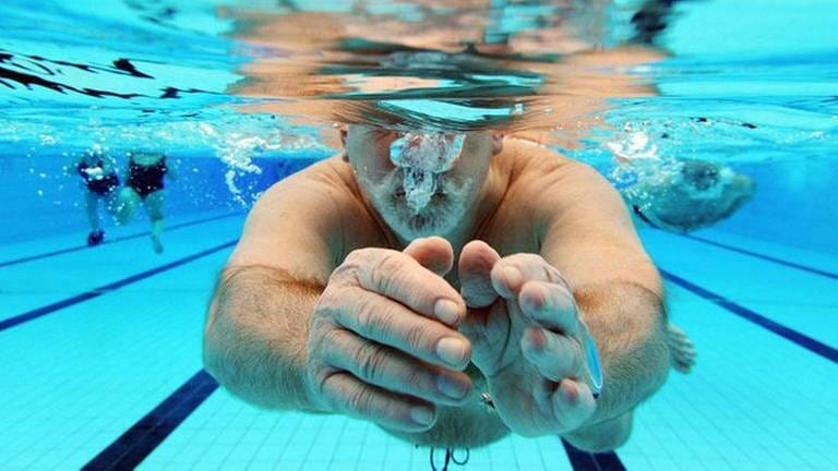 Schwimmer im Hallenbad unter Wasser (Foto: picture-alliance / dpa, picture-alliance / dpa -)