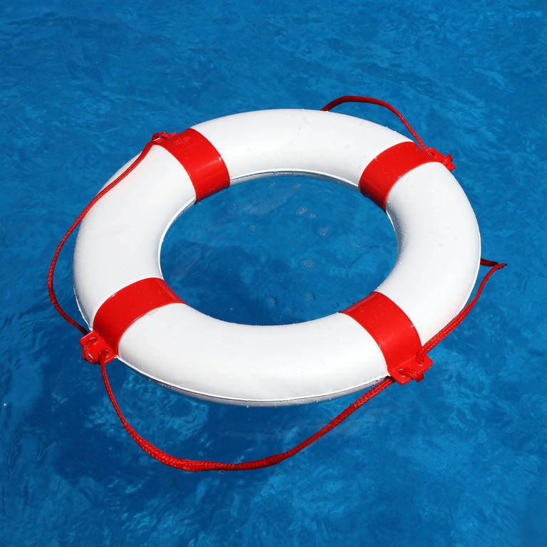 Ein rot-weißer Rettungsring in einem Schwimmbad (Foto: IMAGO, imago images / McPHOTO)