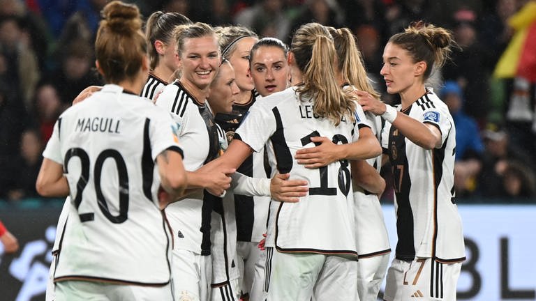 Frauen Fußball Mannschaft Deutschland beim Feiern 2023 (Foto: picture-alliance / Reportdienste, picture alliance/dpa | Sebastian Christoph Gollnow)
