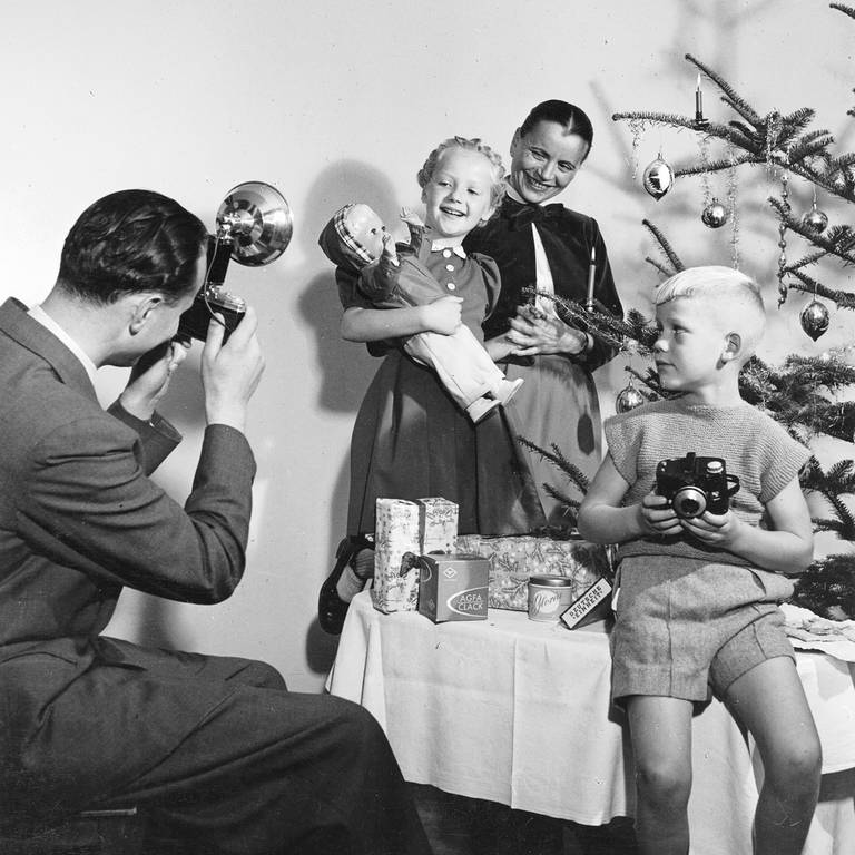 Familie an Weihnachten in den 50er Jahren