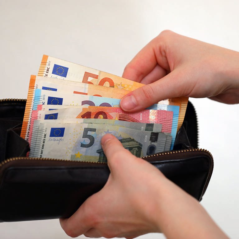 Eine Frau zählt ihre Geldscheine in ihrem Portemonnaie. (Foto: picture-alliance / Reportdienste, picture alliance / pressefoto_korb | Micha Korb)