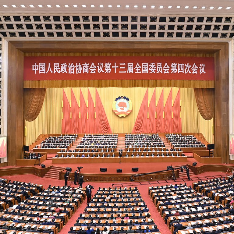 Blick auf die große Bühne des Volkskongresses in China. (Foto: dpa Bildfunk, picture alliance/dpa/XinHua | Li Xiang)