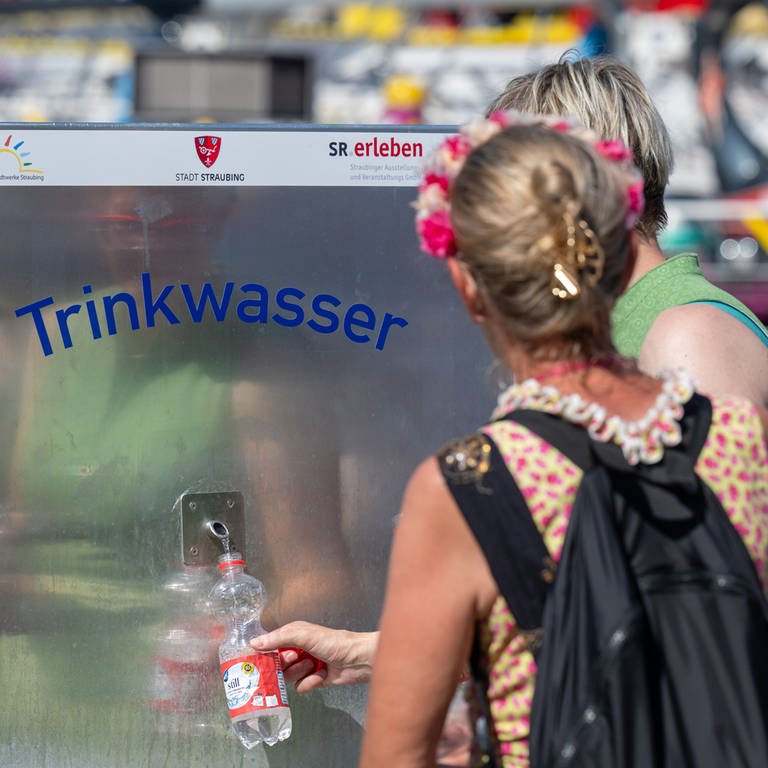 Junge Leute füllen eine Flasche an einem öffentlichen Trinkbrunnen. (Foto: dpa Bildfunk, picture alliance/dpa | Armin Weigel)