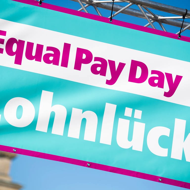 Plakat mit der Aufschrift "Equal Pay Day" (Foto: dpa Bildfunk, picture alliance/dpa | Christophe Gateau)