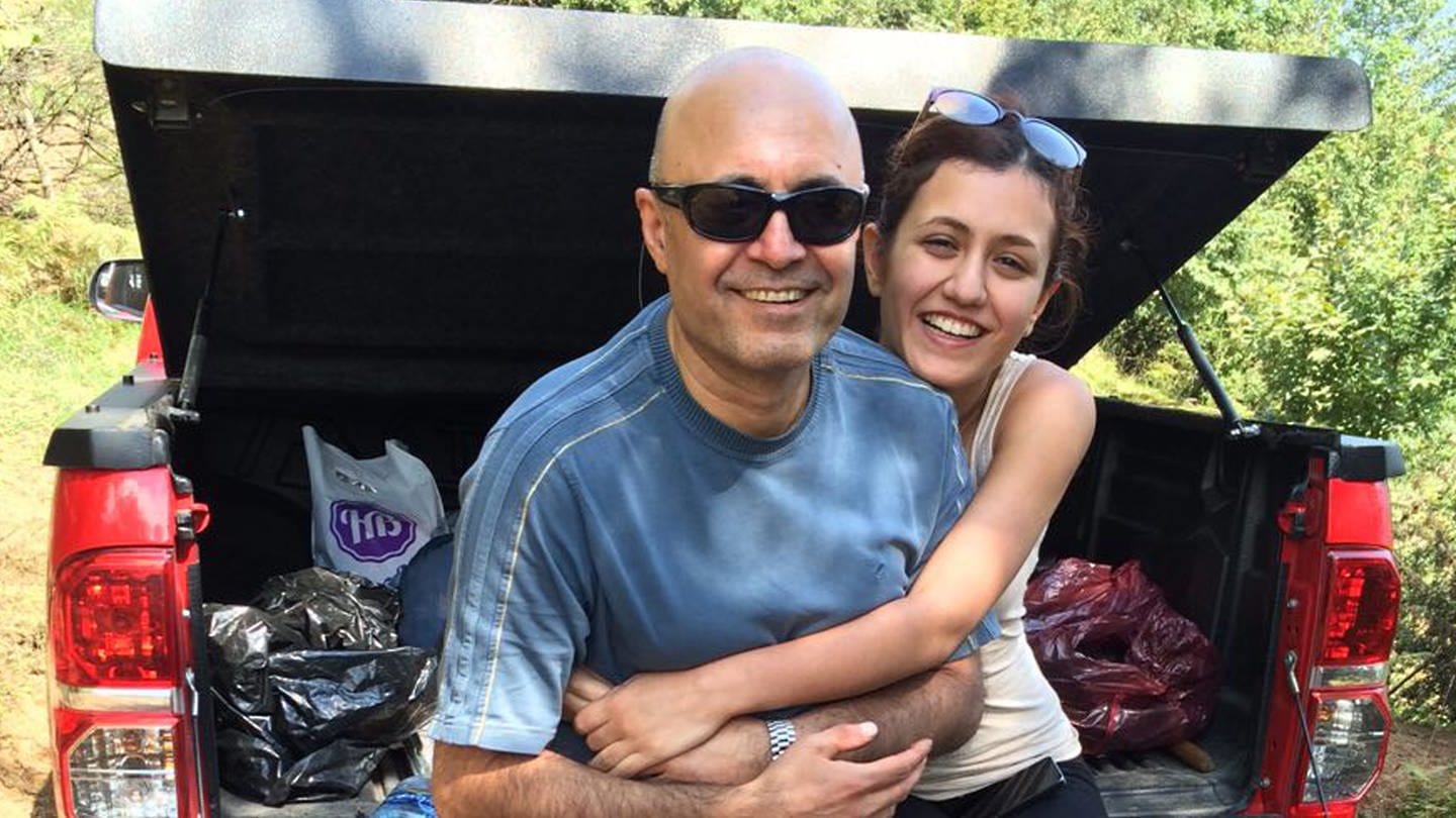 Mahtab und ihr Vater Homayoun kurz vor Mahtabs Ausreise aus dem Iran 2017 (Foto: Mahtab Sabetara)