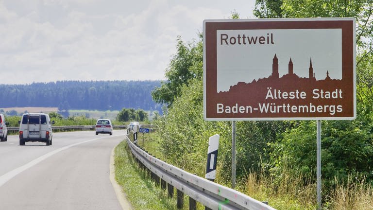 Hinweisschild an der Autobahn Neckertal weist auf die älteste Stadt in Baden-Württemberg: Rottweil  (Foto: IMAGO, IMAGO / Arnulf Hettrich)