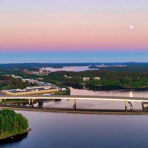 Finlandia, Savonlinna, sunset reflected on the lake, moon rising. Symbolfoto (Foto: IMAGO, Danita Delimont)