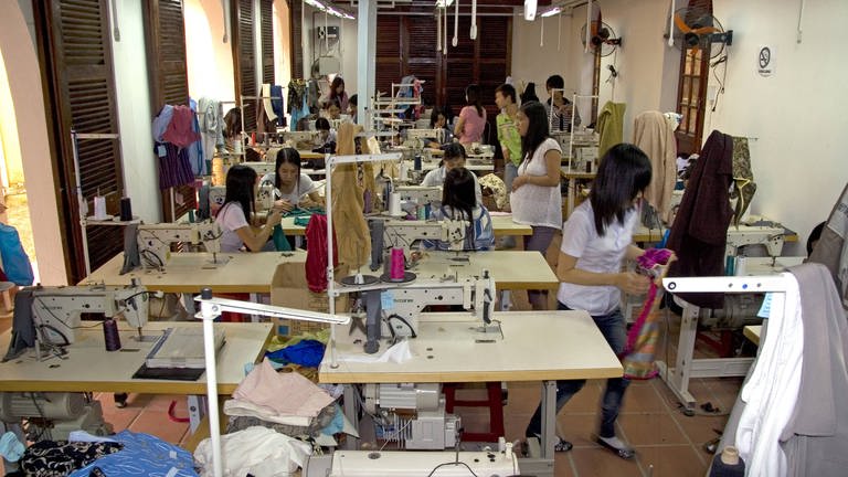 Kleiderfabrik in Vietnam (Foto: IMAGO, David R. Frazier / Danita Delimont)