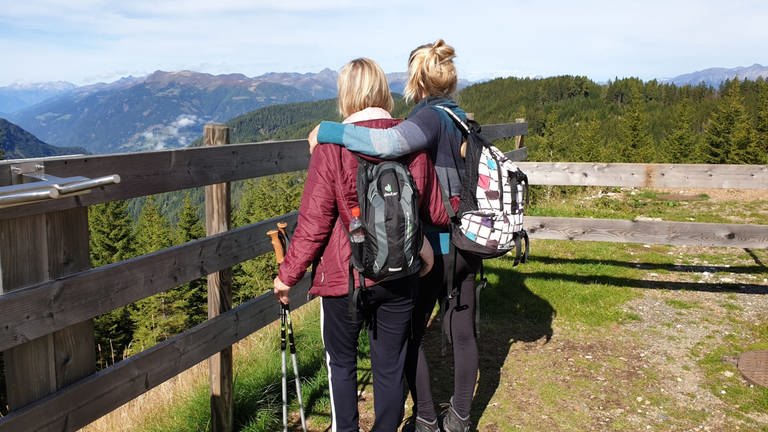 Wandern. Mutter und Tochter unterwegs in den Alpen (Foto: SWR, Wilma Wächter)