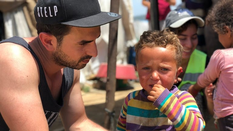 Serkan Eren mit Flüchtlingskindern (Foto: Stelp e.V.)