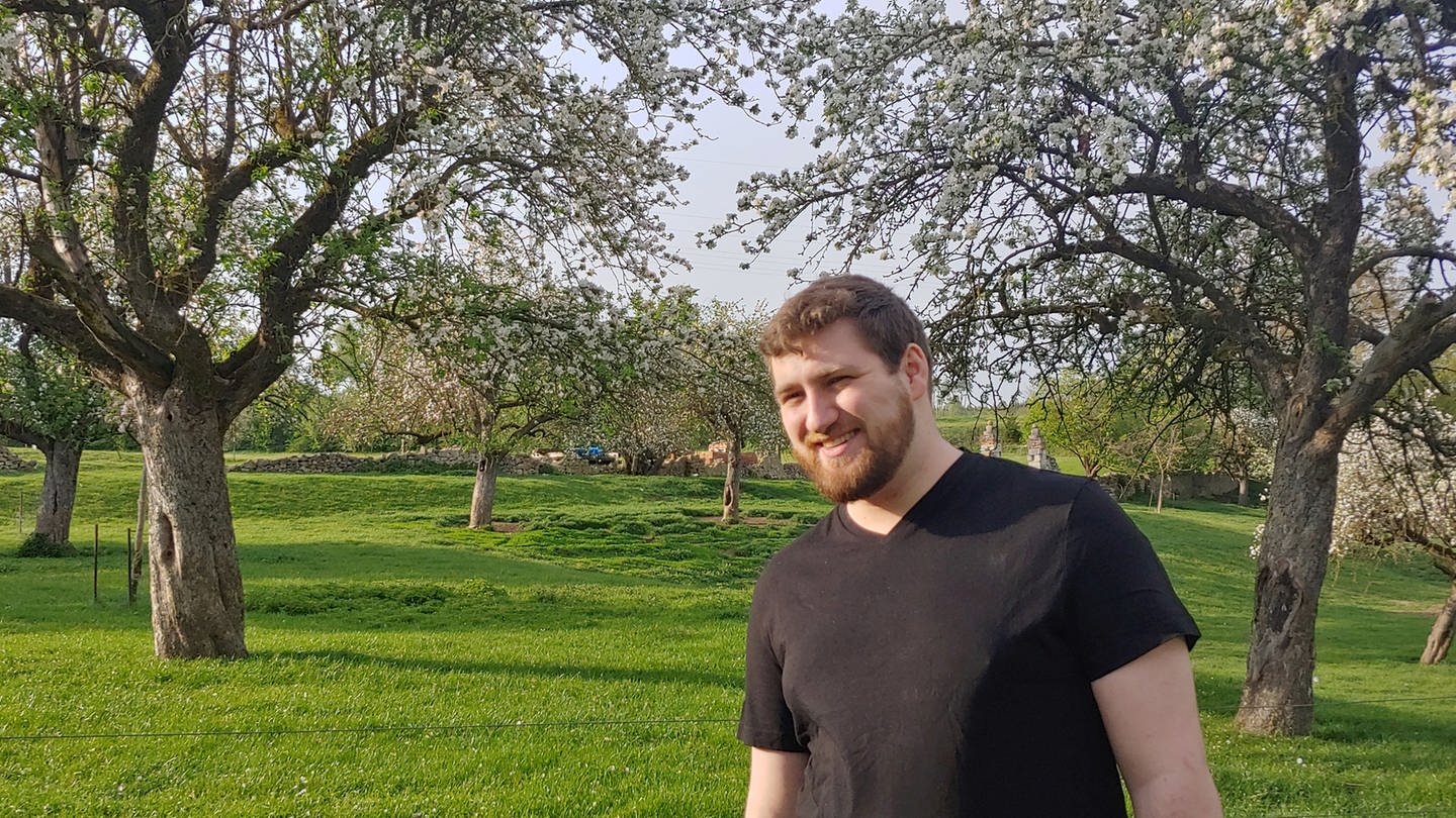 Jeremias Hubbauer in einem Park vor blühenden Obstbäumen (Foto: privat)