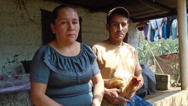 Maria und Luis Arturo in ihrem Dorf El Escobal in Guatemala (Foto: SWR, Andreas Boueke)