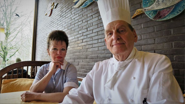Stolz sind die beiden auf das Erreichte und stolz auf die „alte Schule“ der Gastronomie, die sie leidenschaftlich pflegen. (Foto: Kerstin Welter)