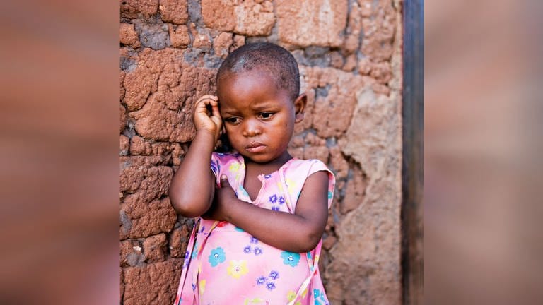 kleines Mädchen aus Afrika mit einem traurigen Blick (Foto: Steffen Diemer )