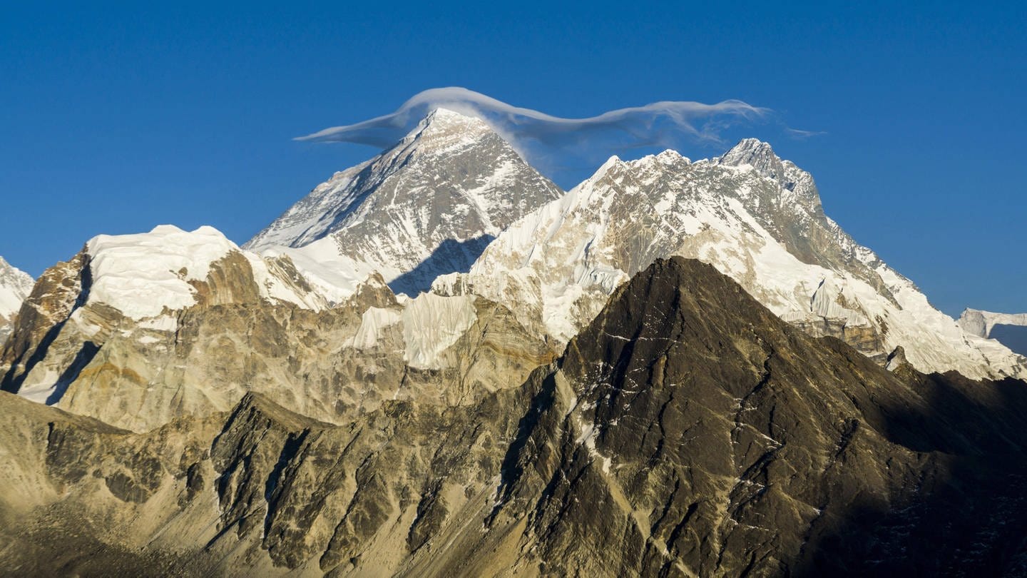 Der Mount Everest, 8848 m, mit einer weißen Wolke auf seiner Spitze (Foto: IMAGO, imageBROKER FrankxBienewald)