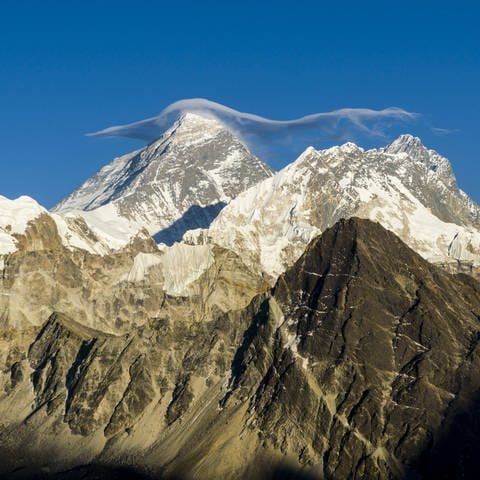 Der Mount Everest, 8848 m, mit einer weißen Wolke auf seiner Spitze (Foto: IMAGO, imageBROKER FrankxBienewald )