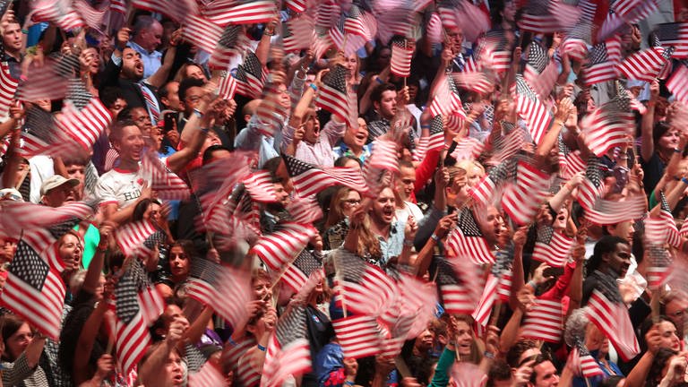 Ein Meer an US-Fahnen während einer Wahlkampfveranstaltung von Hilary Clinton 2016 (Foto: picture-alliance / Reportdienste, Krista Kennell/ZUMA Press)