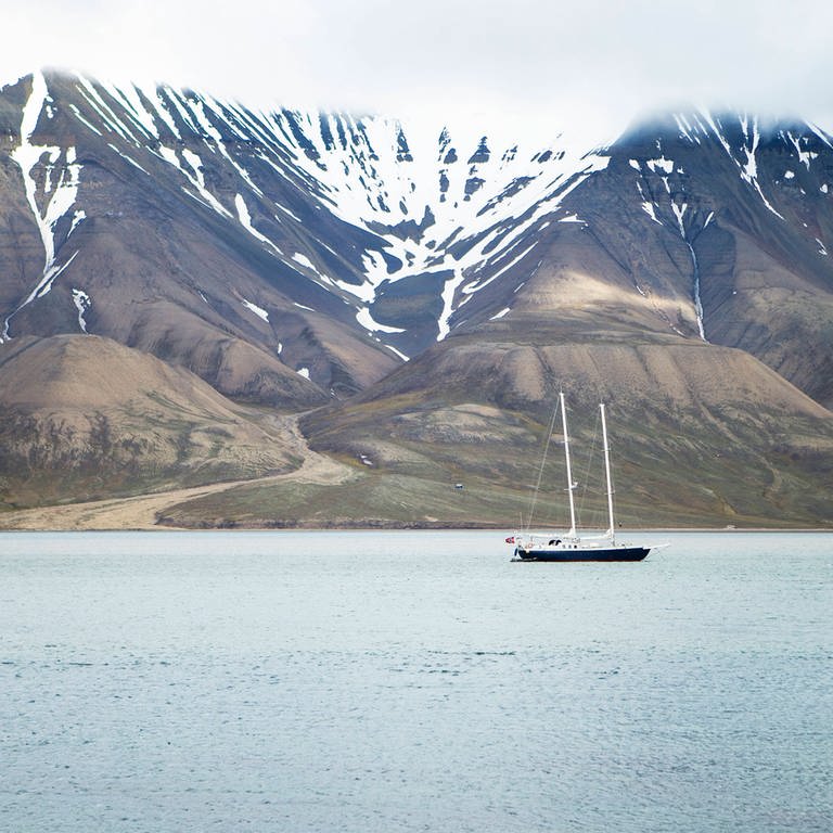 Segelschiff vor den Spitzbergen Islands (Foto: IMAGO, Shotshop)