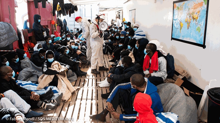 Innerhalb von 48 Stunden rettete das Team von SOS Mediterranee 4 überfüllte Schlauchboote in Seenot. Alle Überlebenden müssen dringend an einem Ort der Sicherheit von Bord gehen. (Foto: Pressestelle, Fabian Mondl)