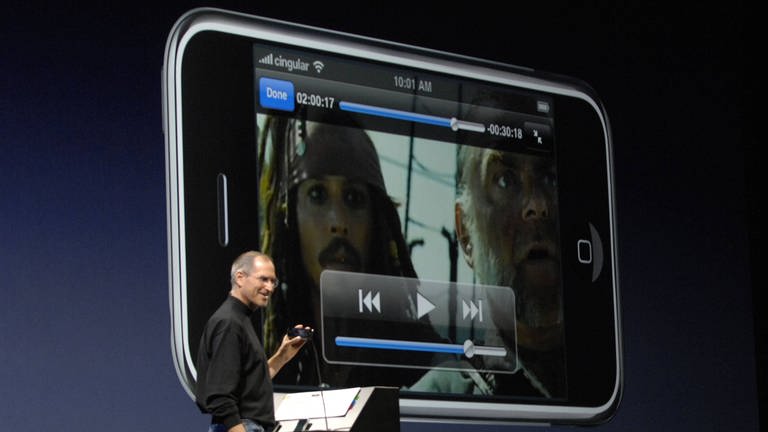Steve Jobs stellt 2007 das erste iPhone vor (Foto: IMAGO, ZUMA Press)