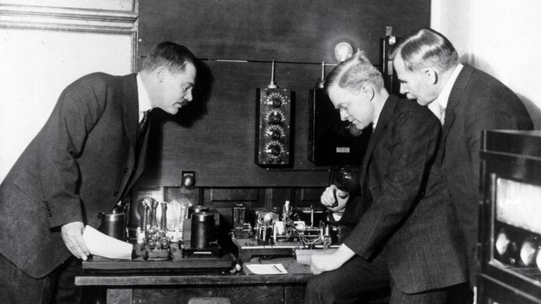 Erfinder Dr. Ernst F. W. Alexanderson (links) 1924. Dies ist der erste transatlantische Übertragungserfolg (Foto: IMAGO, IMAGO / KHARBINE-TAPABO)
