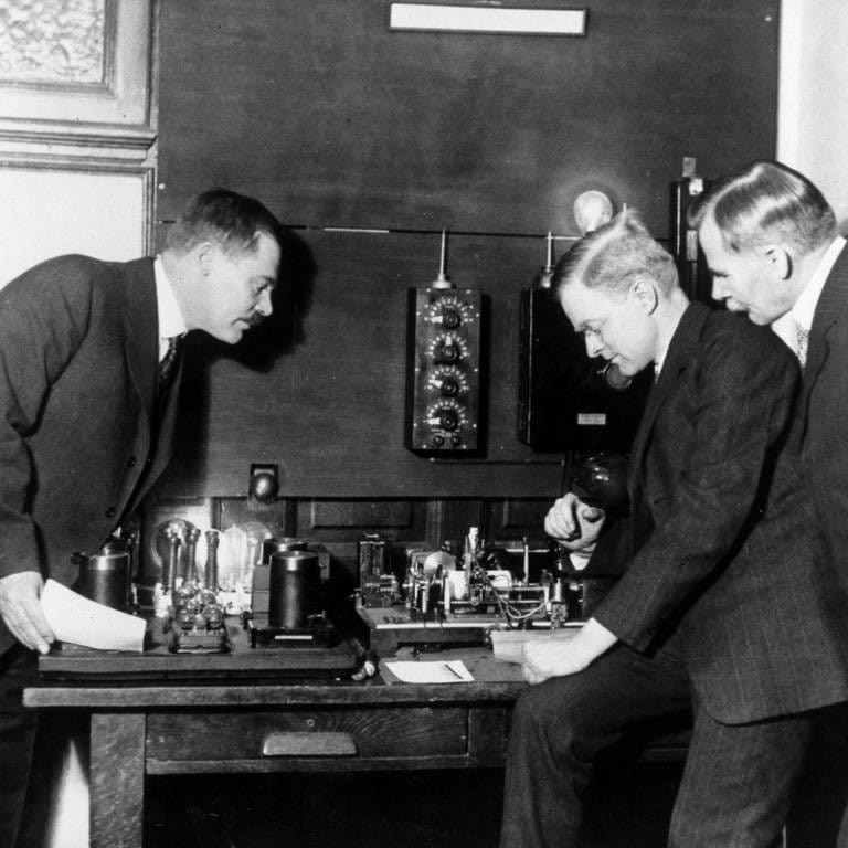 Erfinder Dr. Ernst F. W. Alexanderson (links) 1924. Dies ist der erste transatlantische Übertragungserfolg