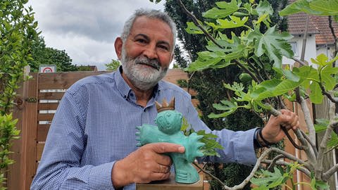Minas Ioannidis mit seinen „kleinen Schätzen“: Feigenbaum und „Kleiner König“ (Foto: Pressestelle, Minas Ioannidis)