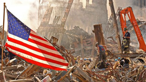 Städtische Such- und Rettungsteams suchen nach Überlebenden in den Trümmern des World Trade Center nach einem großen Terroranschlag, der die „Twin Towers“ zerstörte und mit 2.606 Todesopfern der tödlichste Anschlag auf US-amerikanischen Boden ist. (Foto: IMAGO, IMAGO / ZUMA Wire)