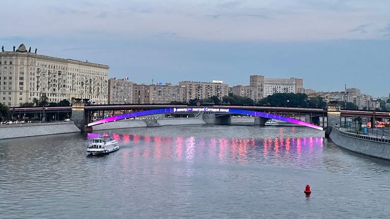 Bild der Metro Brücke über der Moskwa, auf der jeden Tag ein anderer Spruch steht - wie zum Beispiel: Ich bin eine Brücke, aber in der Seele ein Romantiker. (Foto: WDR)