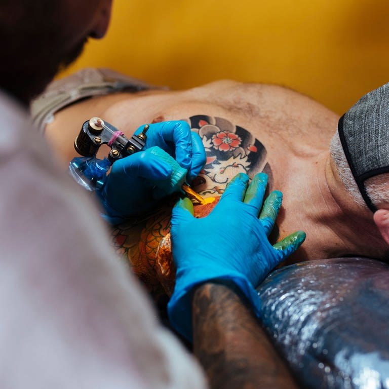 Sind bunte Tattoos bald Geschichte? (Foto: IMAGO, imago images/Cavan Images)