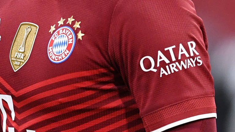 Der Schriftzug Qatar Airways auf dem Trikot des FC Bayern Muenchen (Foto: IMAGO, ULMER Pressebildagentur)