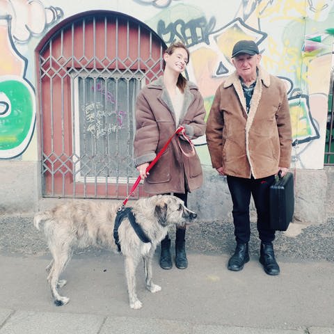 Natalie Putsche mit ihrem Hund und einem der älteren Herren aus ihrer Nachbarschaft (Foto: Privat)