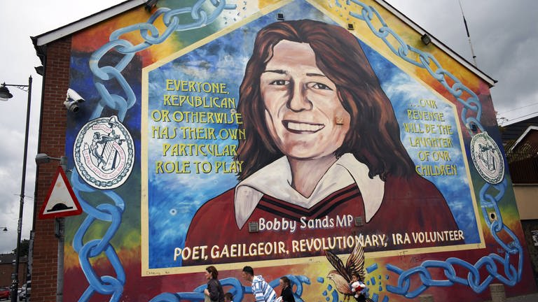 Politisches Wandbild mit Bobby Sands ist auf der Falls Road, Belfast zu sehen
