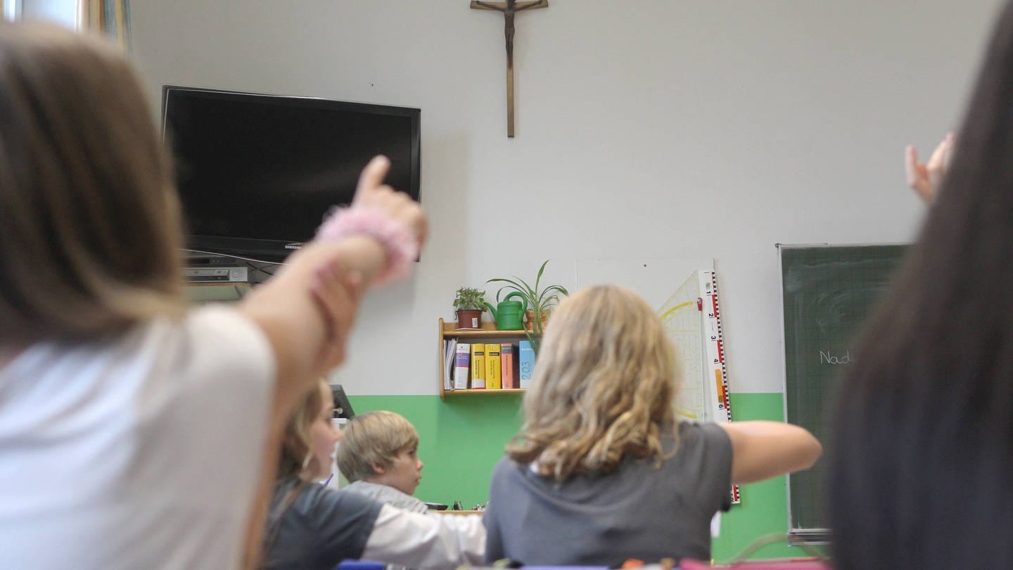 Ein Kruzifix hängt am 01.06.2011 in einem Klassenzimmer des katholischen Maria-Ward-Gymnasiums in Augsburg (Foto: IMAGO, IMAGO / epd)
