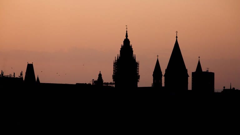 Silhouette von Mainz im Abendlicht (Foto: IMAGO, BEAUTIFUL SPORTS/Raphael Schmitt)