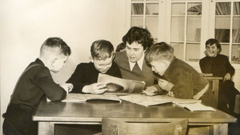 Die Mutter als junge Lehrerin in den 1950er Jahren.