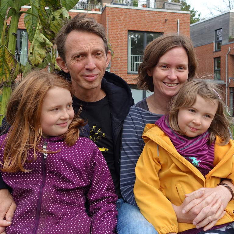 Die lebendige Nachbarsfamilie: Jule und Heiko Harlapp mit ihren Töchtern Lina (links) und Lotta. (Foto: SWR, Ulla Lachauer)