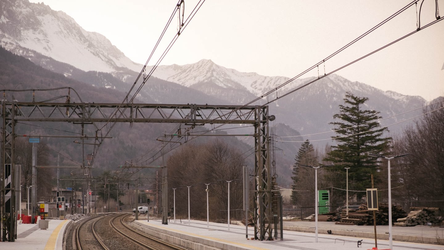 Der Bahnhof von Oulx liegt mitten in den Alpen. Hier kommen jedes Jahr Tausende Flüchtlinge an, die weiter nach Frankreich wollen. (Foto: Philipp Lemmerich (DLF Kultur))