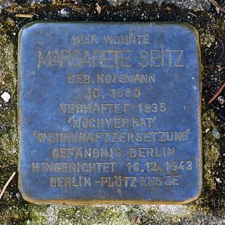Aufnahme des Stolpersteins Margarete Seitz