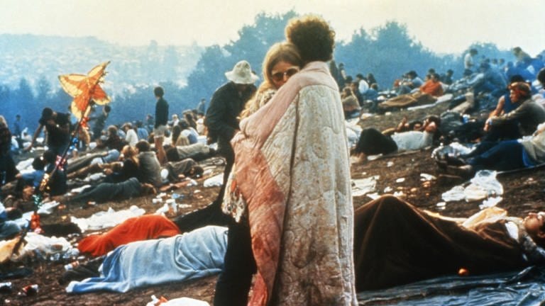 Ein Paar beim Woodstock Festival 
