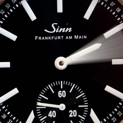 Eine Armbanduhr wird von zwei auf drei Uhr umgestellt (Foto: picture-alliance / dpa, picture-alliance / dpa - Oliver Berg)